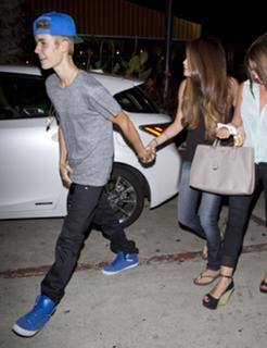 Selena Gomez feet photo thumbnail