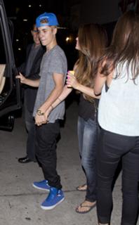 Selena Gomez feet photo thumbnail