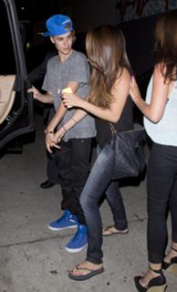 Selena Gomez feet photo thumbnail
