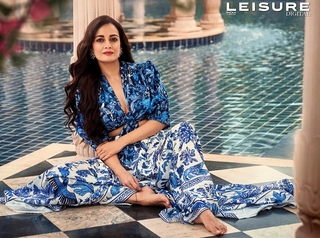 Dia Mirza feet photo thumbnail