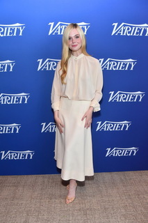 Elle Fanning feet photo thumbnail