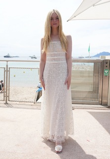 Elle Fanning feet photo thumbnail