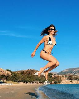 Serenay Sarikaya feet photo thumbnail