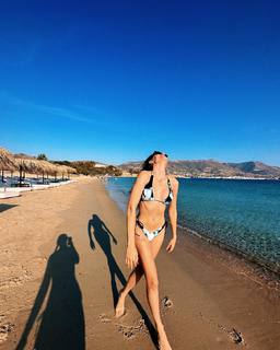 Serenay Sarikaya feet photo thumbnail