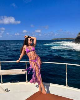 Larissa Manoela feet photo thumbnail