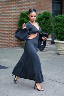 Vanessa Hudgens feet photo thumbnail