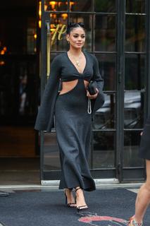 Vanessa Hudgens feet photo thumbnail