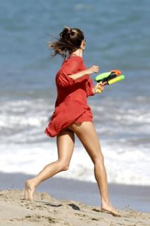 Alessandra Ambrosio feet photo thumbnail