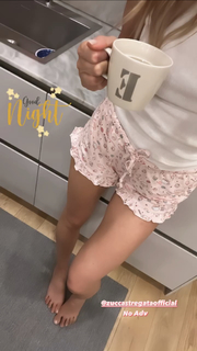 Elena Santarelli feet photo thumbnail