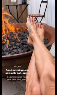 Brooke Burke feet photo thumbnail