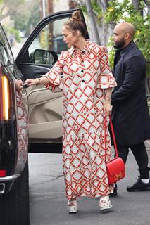 Jennifer Lopez feet photo thumbnail