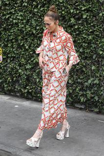 Jennifer Lopez feet photo thumbnail