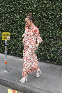 Jennifer Lopez feet photo thumbnail