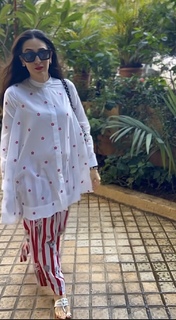 Karisma Kapoor feet photo thumbnail