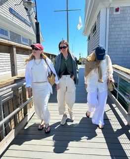 Elle Fanning feet photo thumbnail