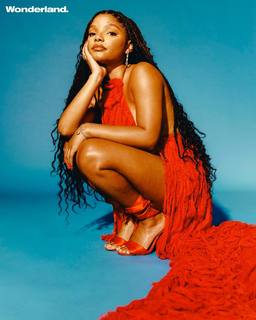 Halle Bailey feet photo thumbnail