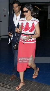 Freida Pinto feet photo thumbnail