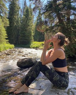 Gisele Bündchen feet photo thumbnail