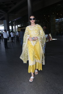 Kriti Sanon feet photo thumbnail