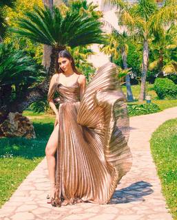 Mouni Roy feet photo thumbnail