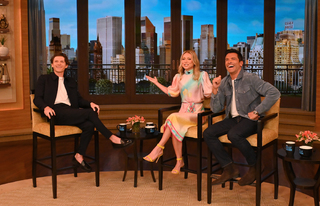 Kelly Ripa feet photo thumbnail