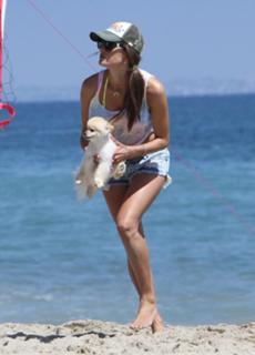 Alessandra Ambrosio feet photo thumbnail