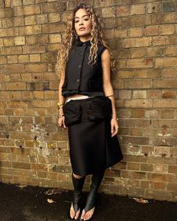 Rita Ora feet photo thumbnail