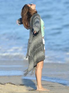 Selena Gomez feet photo thumbnail