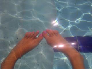 Elena Santarelli feet photo thumbnail