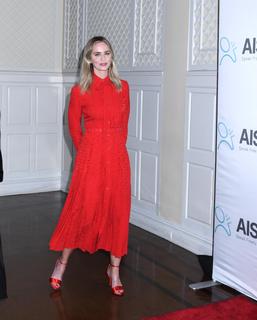 Emily Blunt feet photo thumbnail