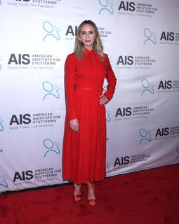 Emily Blunt feet photo thumbnail