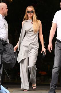 Jennifer Lawrence feet photo thumbnail