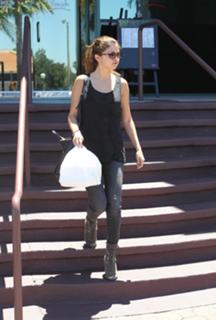 Selena Gomez feet photo thumbnail