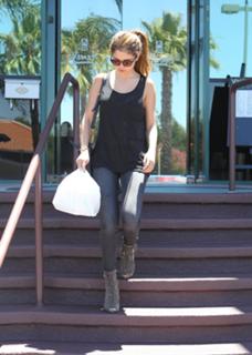 Selena Gomez feet photo thumbnail