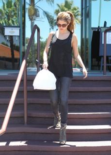 Selena Gomez feet photo thumbnail