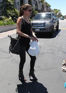Selena Gomez feet photo thumbnail
