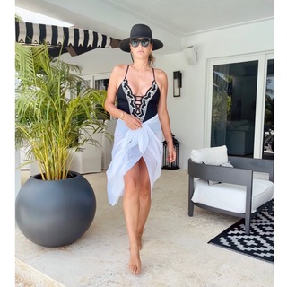 Daisy Fuentes feet photo thumbnail