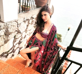 Mouni Roy feet photo thumbnail