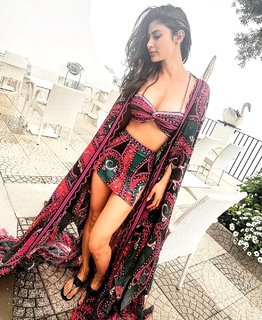 Mouni Roy feet photo thumbnail