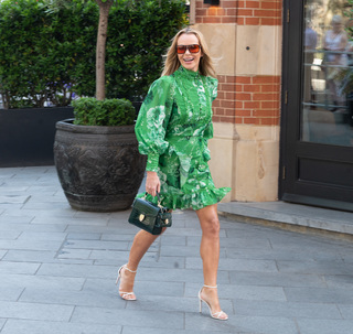 Amanda Holden feet photo thumbnail