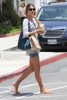 Alessandra Ambrosio feet photo thumbnail