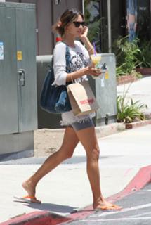 Alessandra Ambrosio feet photo thumbnail