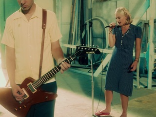 Gwen Stefani feet photo thumbnail