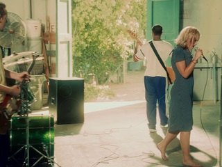 Gwen Stefani feet photo thumbnail