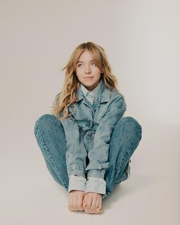 Sydney Sweeney feet photo thumbnail