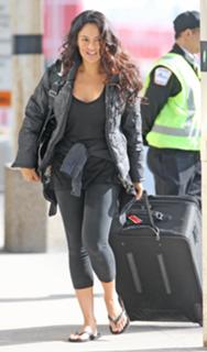 Tia Carrere feet photo thumbnail