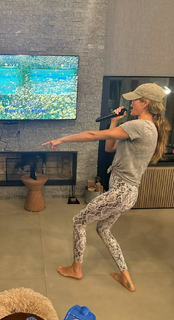 Gisele Bündchen feet photo thumbnail