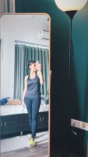 Anushka Sen feet photo thumbnail