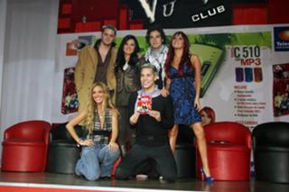 Dulce María feet photo thumbnail