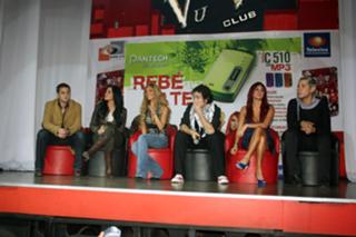 Dulce María feet photo thumbnail